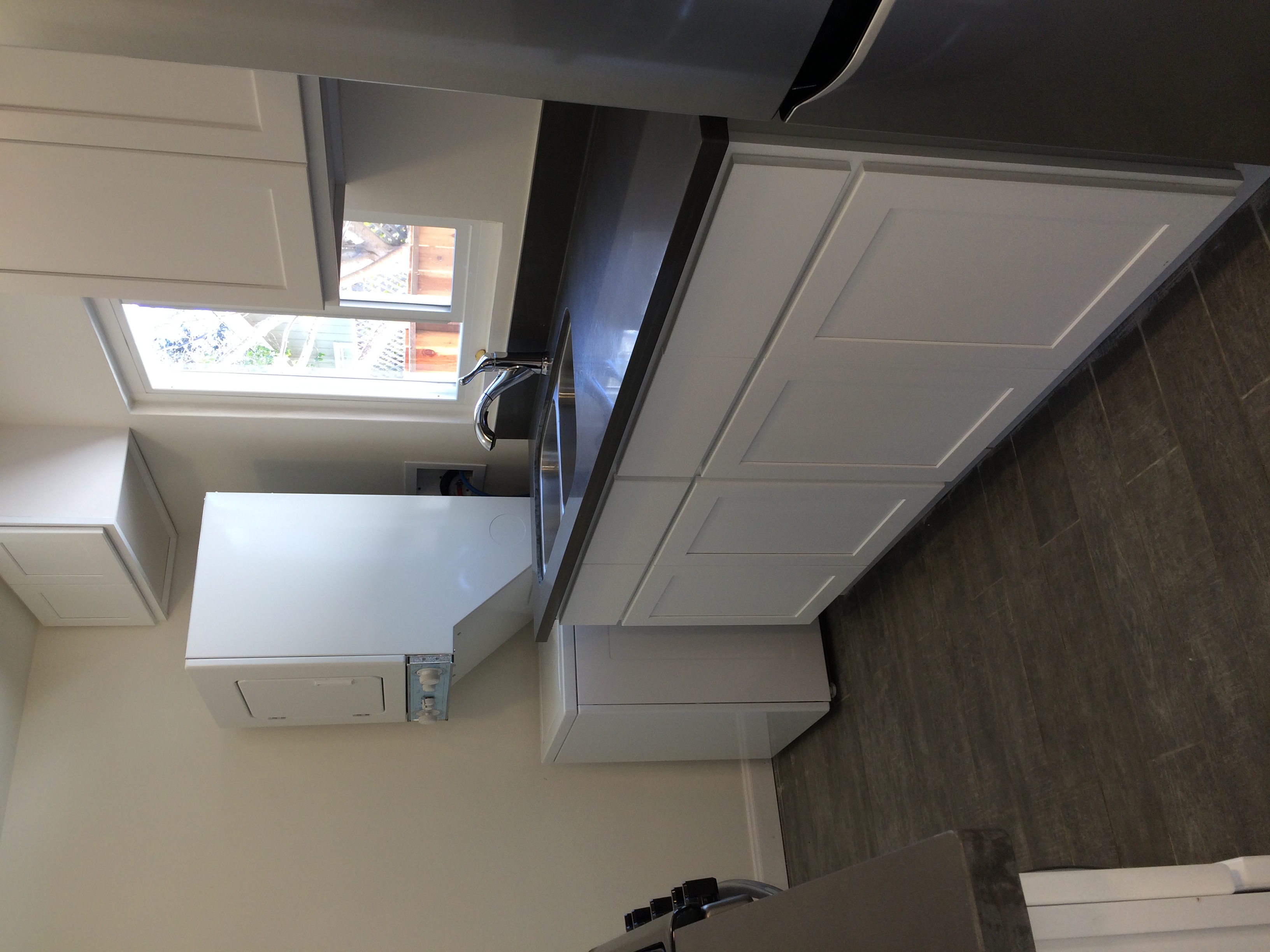 Clean kitchen countertops and cabinets after deep cleaning in Menlo Park home