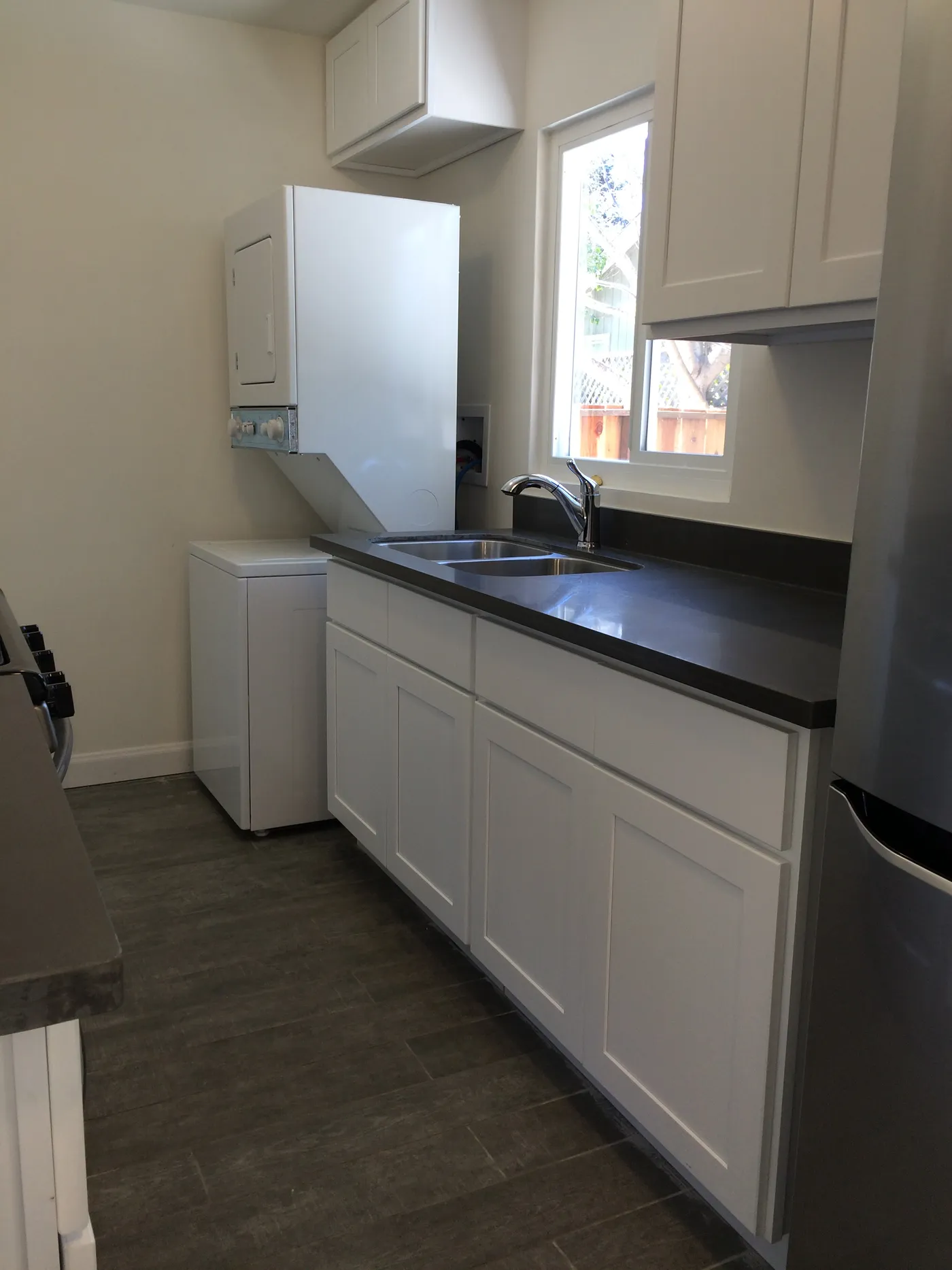 Clean kitchen countertops and cabinets after deep cleaning in Menlo Park home