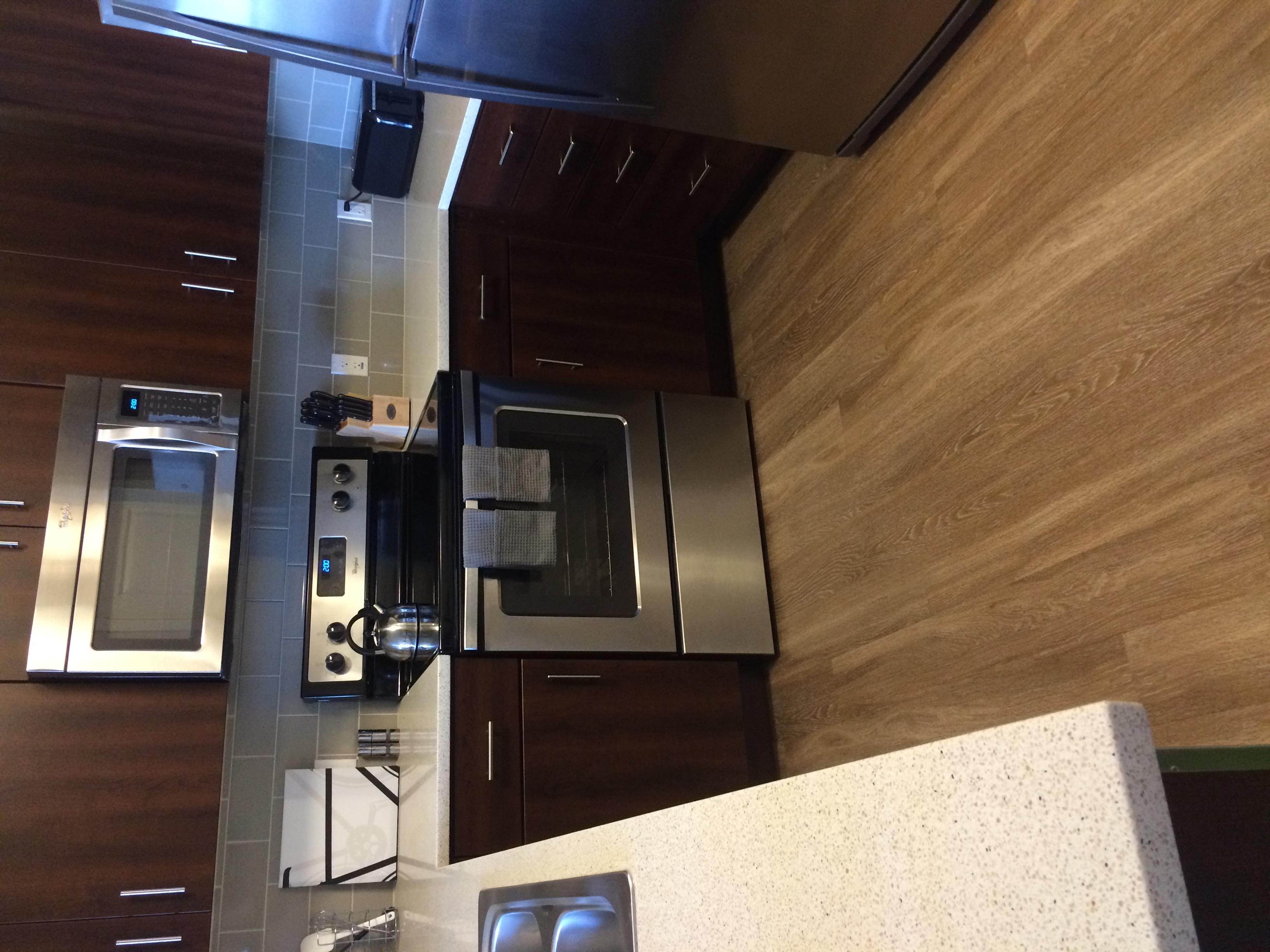 Move-out apartment cleaning — spotless kitchen and floors in San Francisco