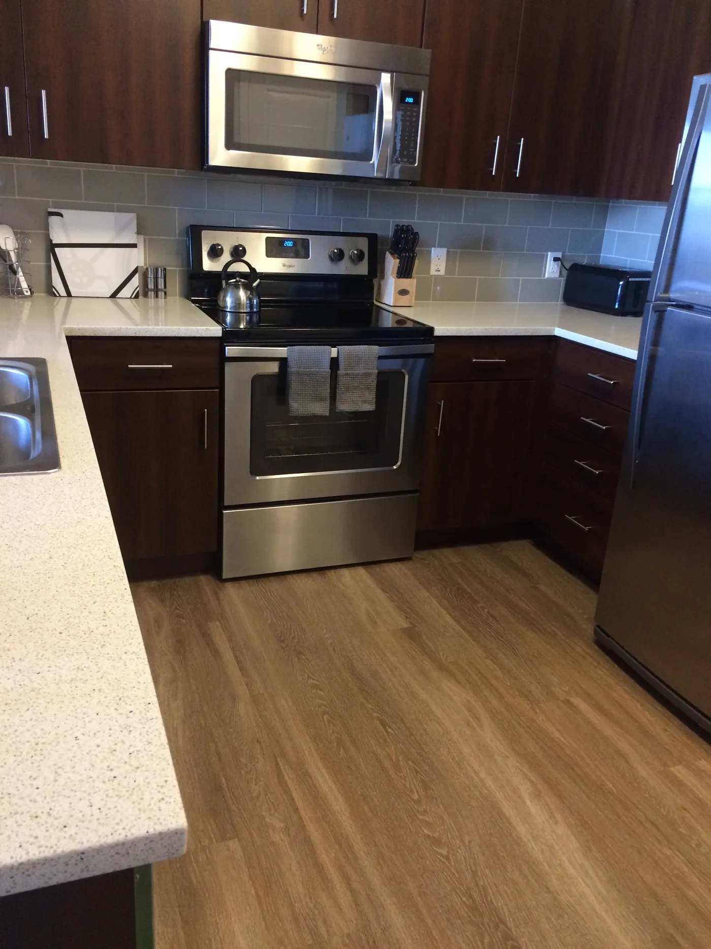 Spotless kitchen and floors after a move-out cleaning in a Palo Alto rental by White Flowers Cleaning Services
